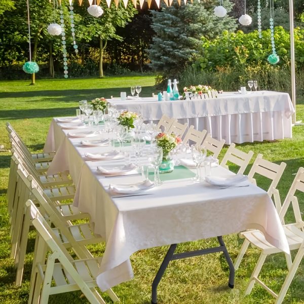 2.5/4/6英尺折叠桌 | 便携式重型塑料半折叠用途桌，带提手、锁具、可调节高度，适用于室内/室外，是露营和派对的理想选择，白色/黑色