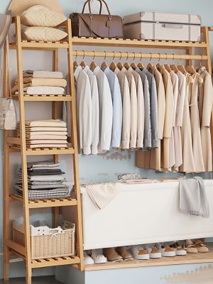 A multi capacity storage rack with brown and brown options, equipped with 5 side storage racks. A hat rack with shelves and bags is suitable for home storage, and a side hat hook is suitable for bedroom and hat room storage Specifications: with bag or without bag